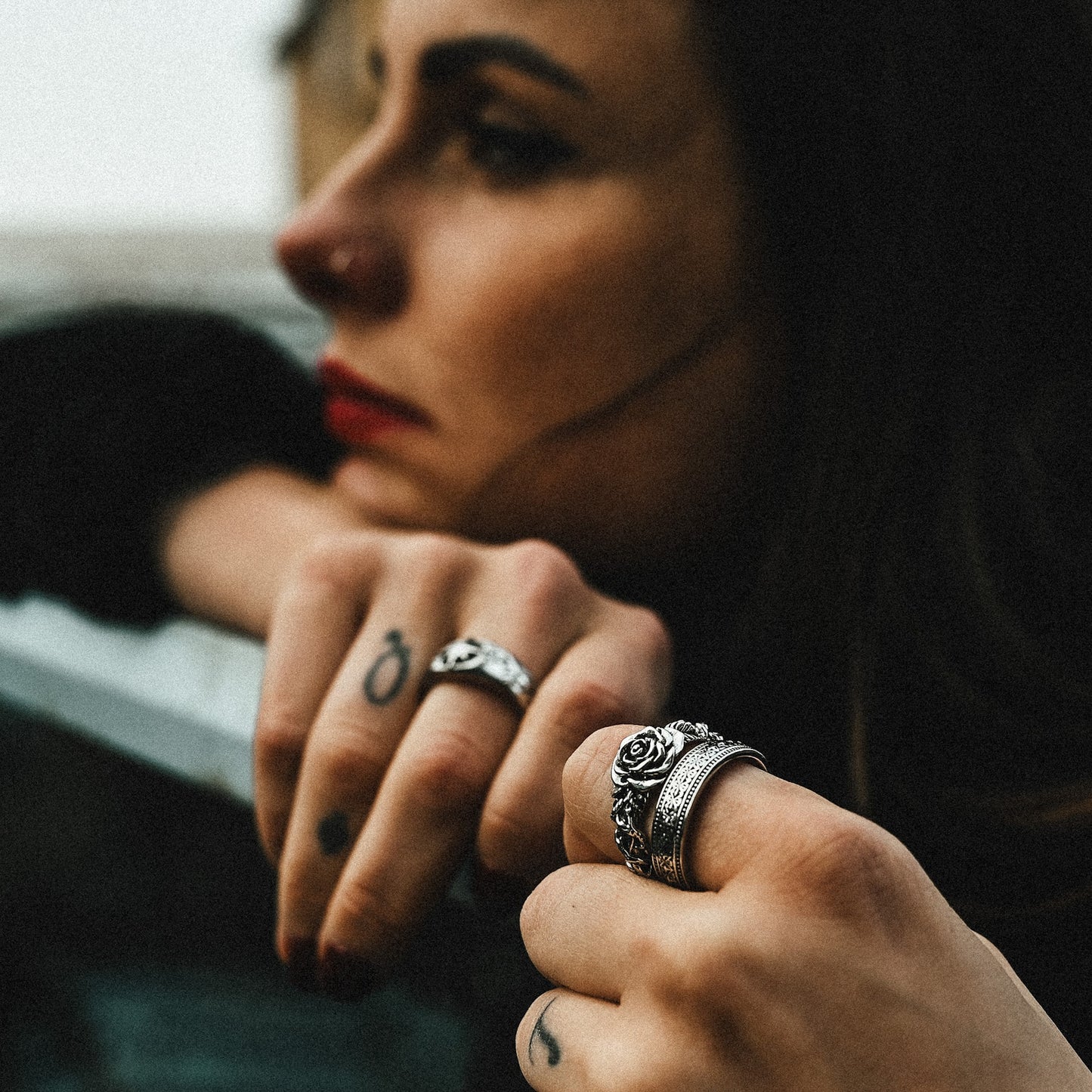 Woman wearing Afrodite rose stainless steel ring