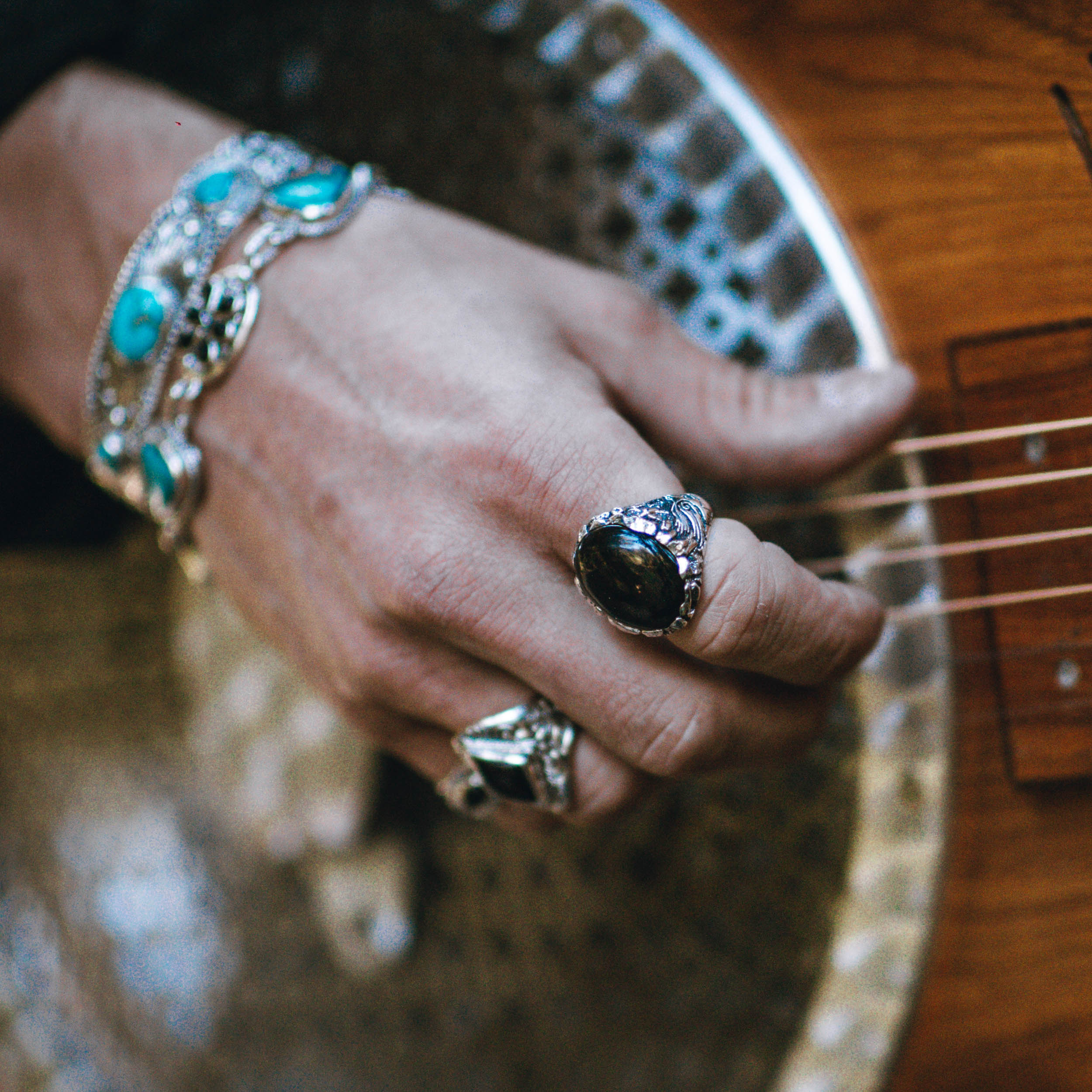 Valraven x JJ Julius Son – Clocks and Colours